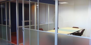 Правила установки стеклянной перегородки: важные моменты и нюансы