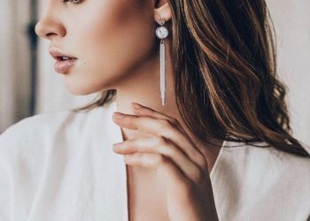 Достоинства длинных, висячих серег и с чем носить данное украшение