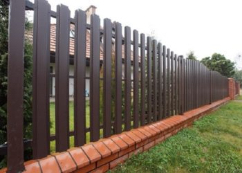 Преимущества использования евроштакетника для монтажа забора