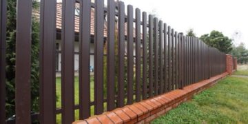 Преимущества использования евроштакетника для монтажа забора