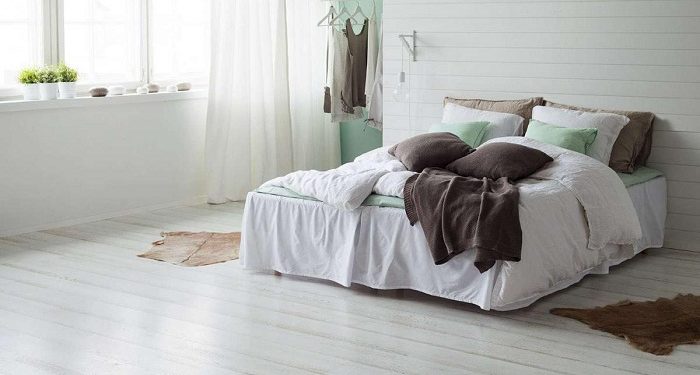 Достоинства укладки ламината в спальне и базовые правила