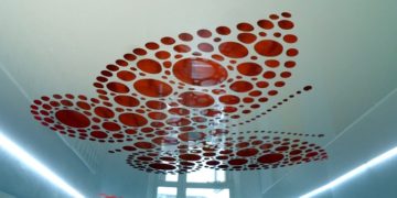 Достоинства перфорированного натяжного потолка и метод монтажа полотна