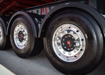 Шины и диски для грузовых авто: особенности подбора