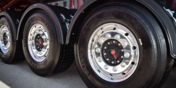 Шины и диски для грузовых авто: особенности подбора