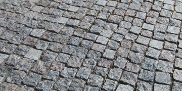 Ключевые преимущества гранитной брусчатки и особенности укладки