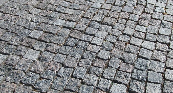 Ключевые преимущества гранитной брусчатки и особенности укладки