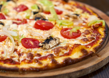 Готовим пиццу дома: секреты опытных хозяек и важные моменты