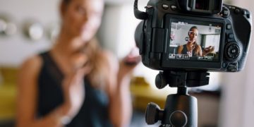 Как стать вебкам моделью: необходимые навыки и особенности работы