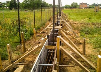 Особенности возведения ленточного фундамента для забора и нюансы процесса