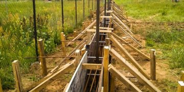 Особенности возведения ленточного фундамента для забора и нюансы процесса