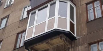 Как застеклить балкон в хрущевке: особенности и нюансы процесса