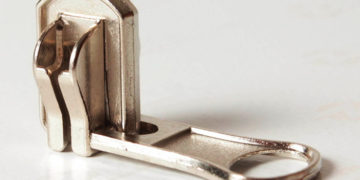 Как самостоятельно выполнить замену бегунка на молнии?