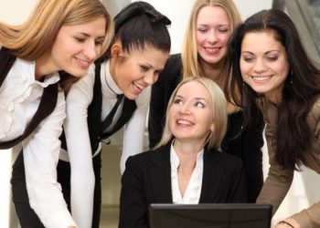 Поведение женщины в новом коллективе: советы и рекомендации