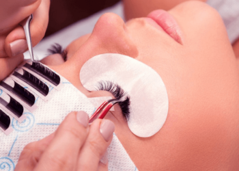 Стоит ли наращивать ресницы: достоинства услуги и правила процесса