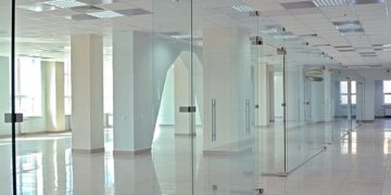 Преимущества стеклянных офисных перегородок и порядок монтажа