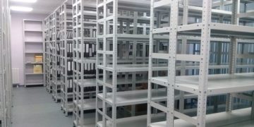 Особенности и преимущества использования металлических стеллажей