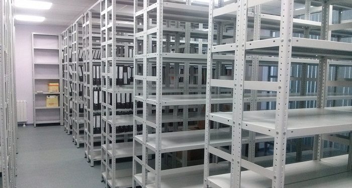 Особенности и преимущества использования металлических стеллажей