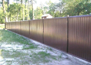 Как правильно выполнить монтаж забора из профнастила