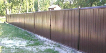 Как правильно выполнить монтаж забора из профнастила