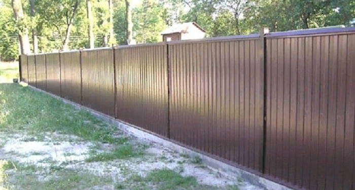 Как правильно выполнить монтаж забора из профнастила