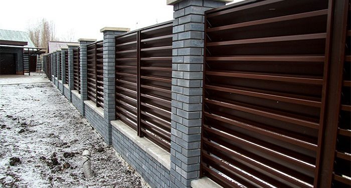 Достоинства роллетного забора жалюзи и подробности монтажа