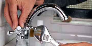 Течет смеситель: причины и их устранение