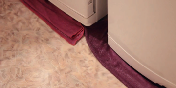 Почему течет холодильник и как это исправить