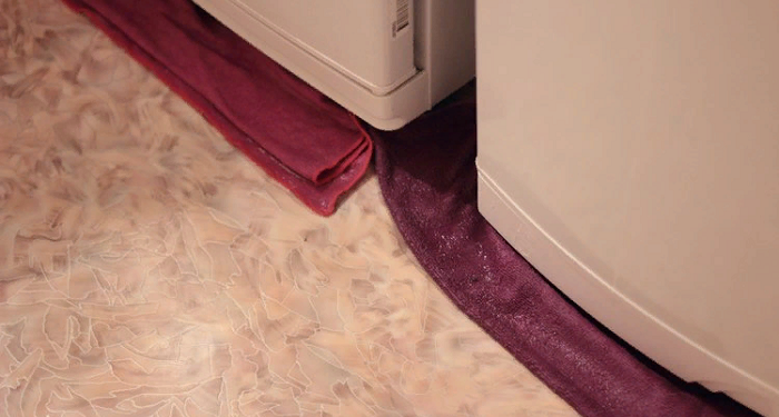 Почему течет холодильник и как это исправить