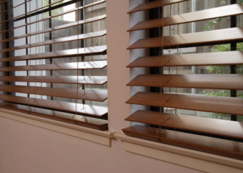 Деревянные жалюзи: достоинства и правила установки