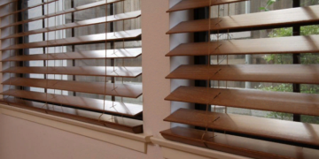 Деревянные жалюзи: достоинства и правила установки