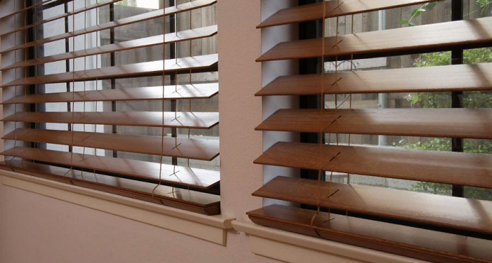 Деревянные жалюзи: достоинства и правила установки