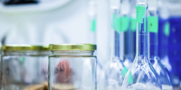 Достоинства и выбор лабораторной посуды из стекла