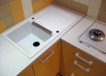 Как выполнить сборку угловой кухни и ее размещение