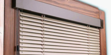 Как выбрать и установить горизонтальные жалюзи на окна