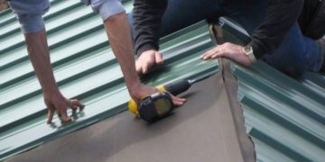 Профнастил для крыши: достоинства и укладка