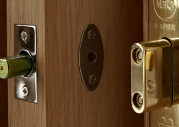 Как установить дверной замок своими руками и советы