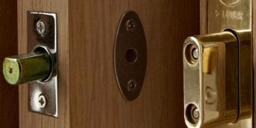 Как установить дверной замок своими руками и советы