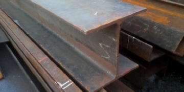 Процесс установки металлической двутавровой балки