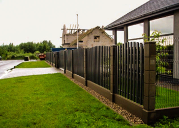 Забор из евроштакетника: достоинства и установка
