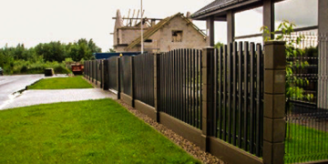 Забор из евроштакетника: достоинства и установка