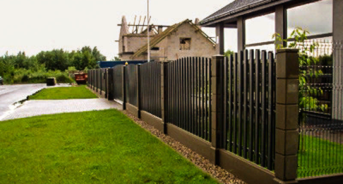 Забор из евроштакетника: достоинства и установка