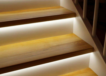 Установка умной подсветки для лестниц и ее достоинства