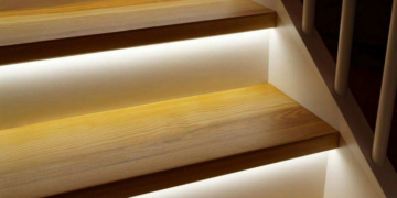 Установка умной подсветки для лестниц и ее достоинства