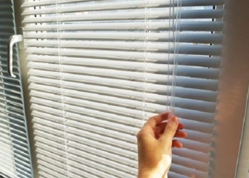 Варианты и способы крепления жалюзи на пластиковые окна