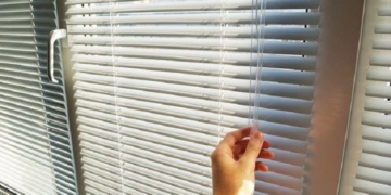 Варианты и способы крепления жалюзи на пластиковые окна