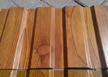 Как выполнить монтаж профнастила под дерево