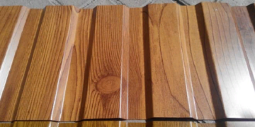 Как выполнить монтаж профнастила под дерево