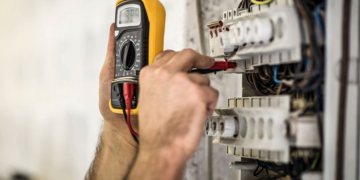 Где найти специалиста по ремонту электрики и советы