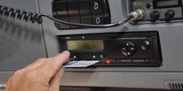 Тахографы на грузовики: требования, виды и выбор