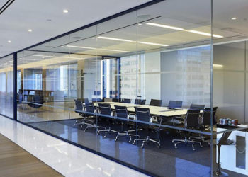 Цельностеклянные перегородки: преимущества применения